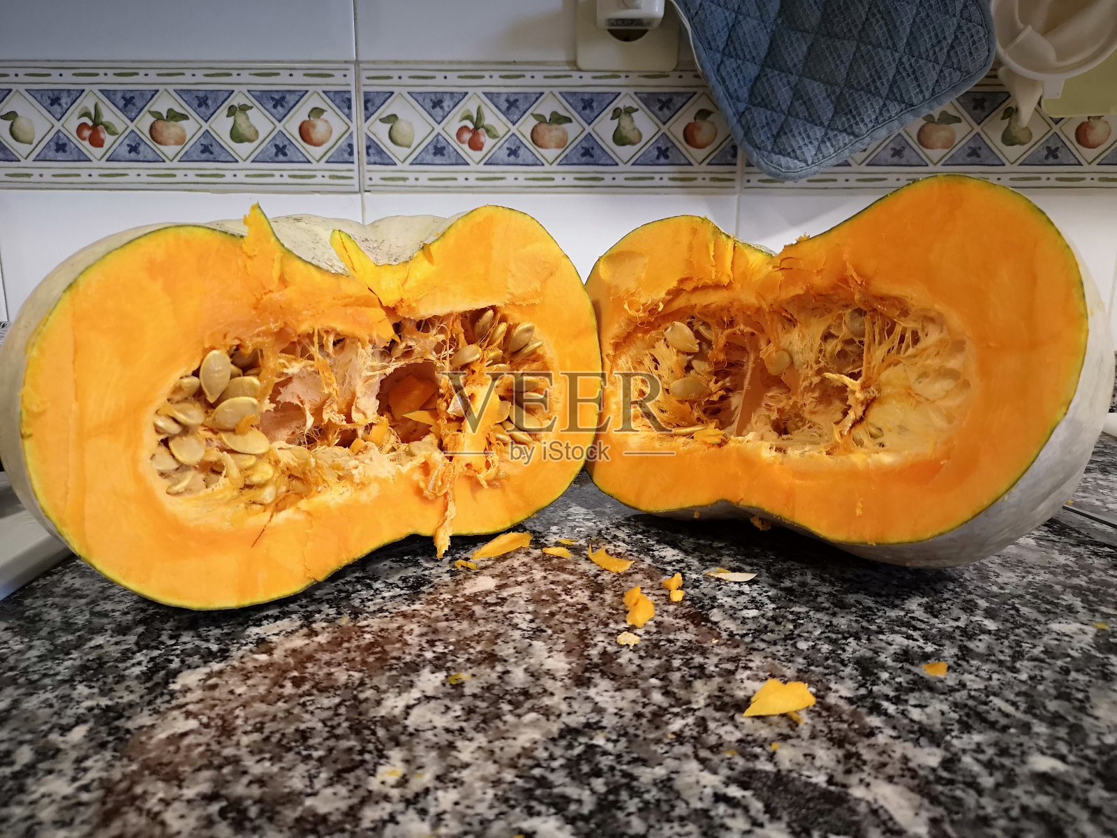 南瓜切成两半照片摄影图片