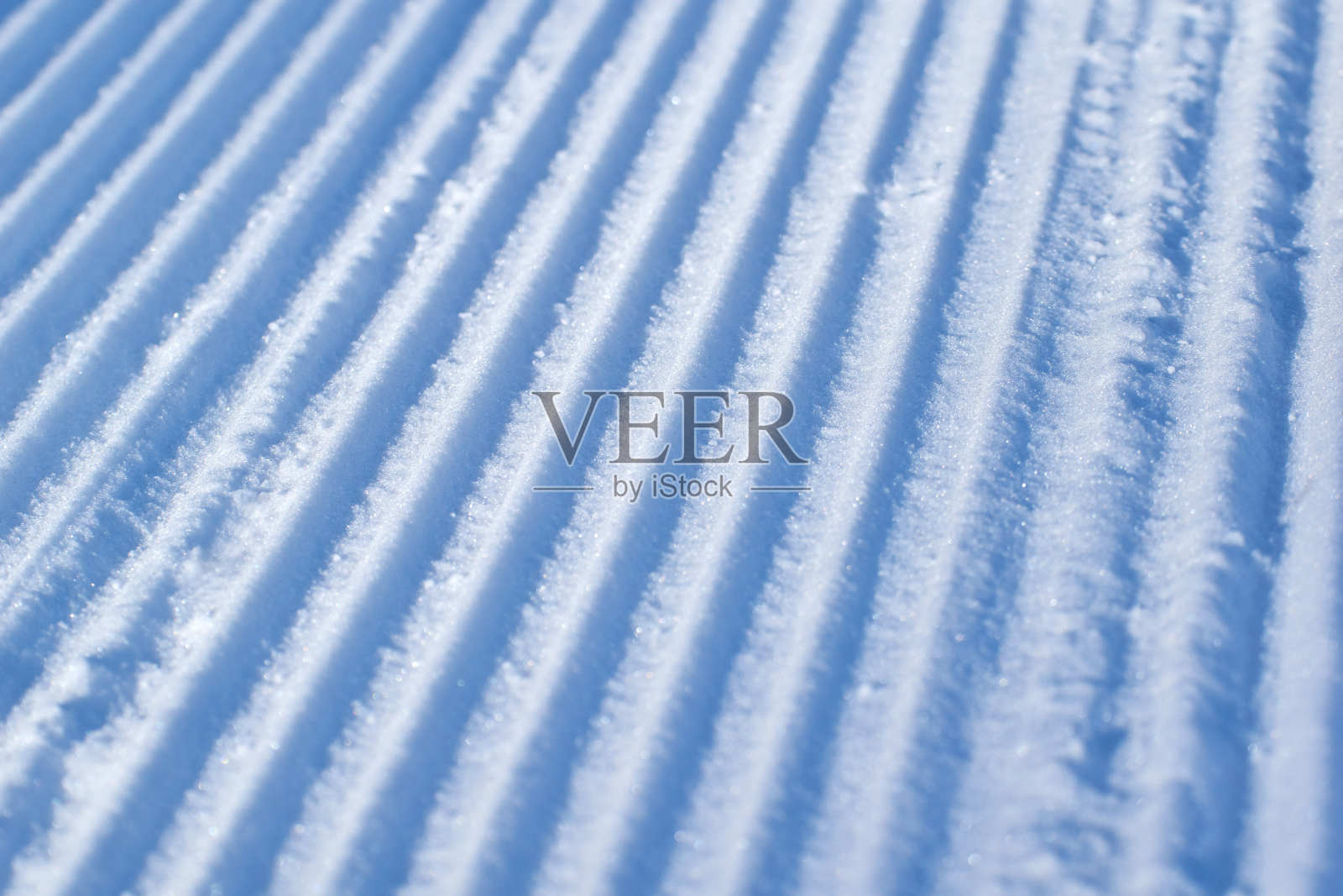 纹理的新鲜剥离雪车的痕迹上的雪。滑雪胜地的概念照片摄影图片