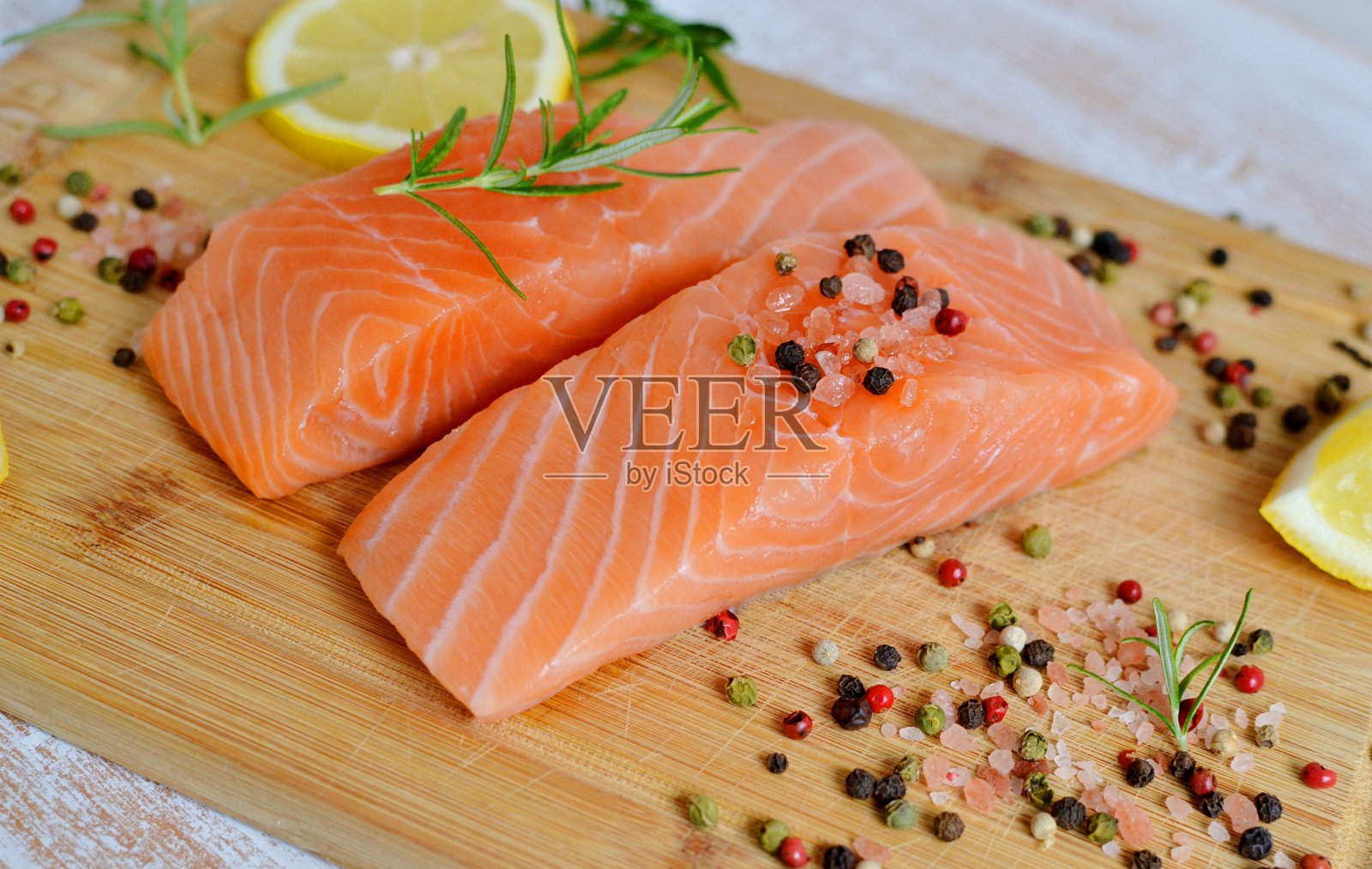 三文鱼煮生鱼片照片摄影图片