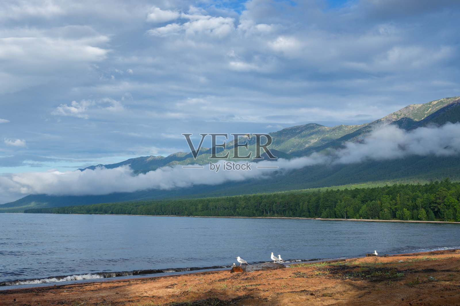 贝加尔湖的巴尔古津斯基湾照片摄影图片