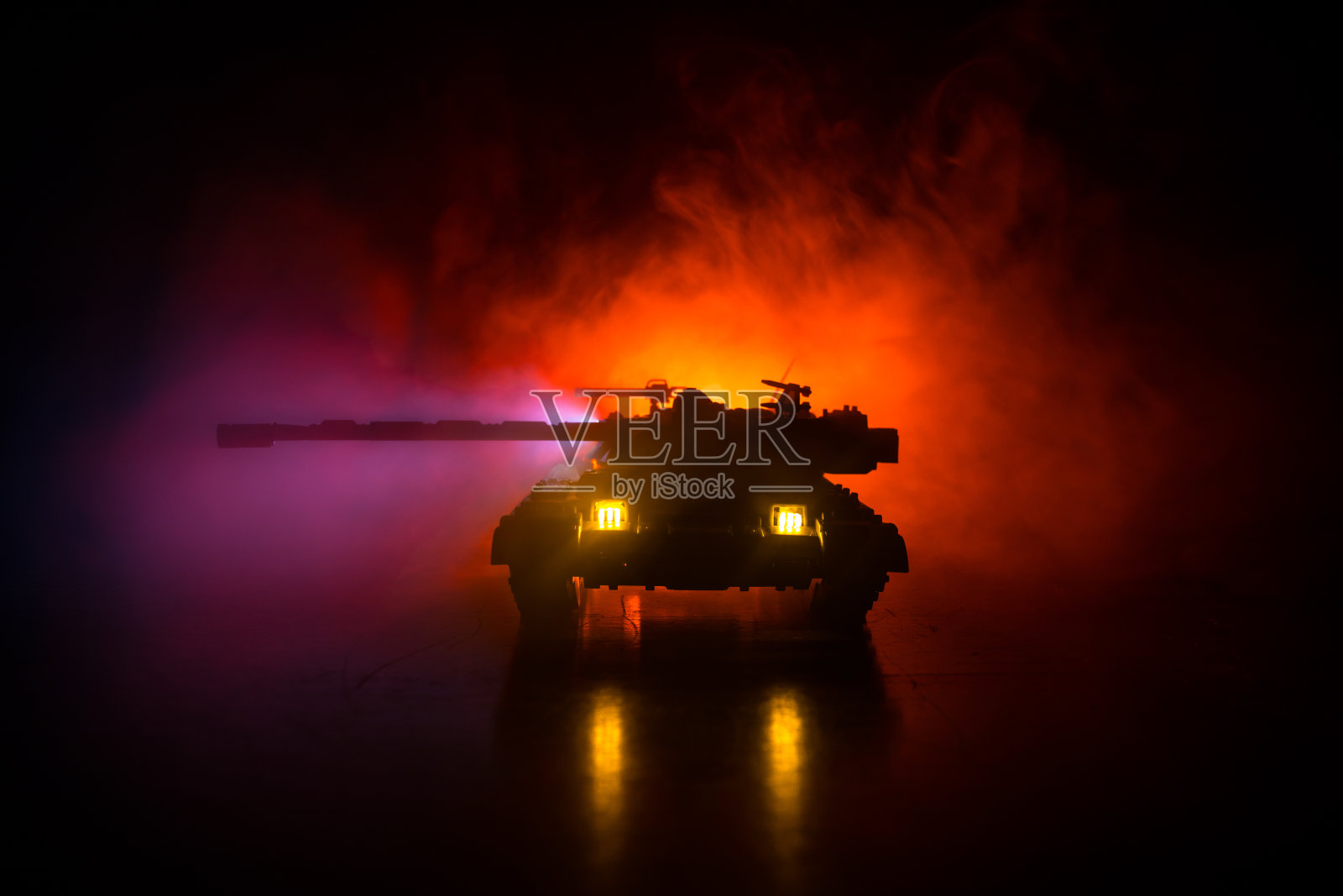 战争概念。战争迷雾天空背景下的军事剪影战斗场景,夜晚多云天际线下方的世界大战德国坦克剪影。攻击场景。装甲车。坦克战照片摄影图片