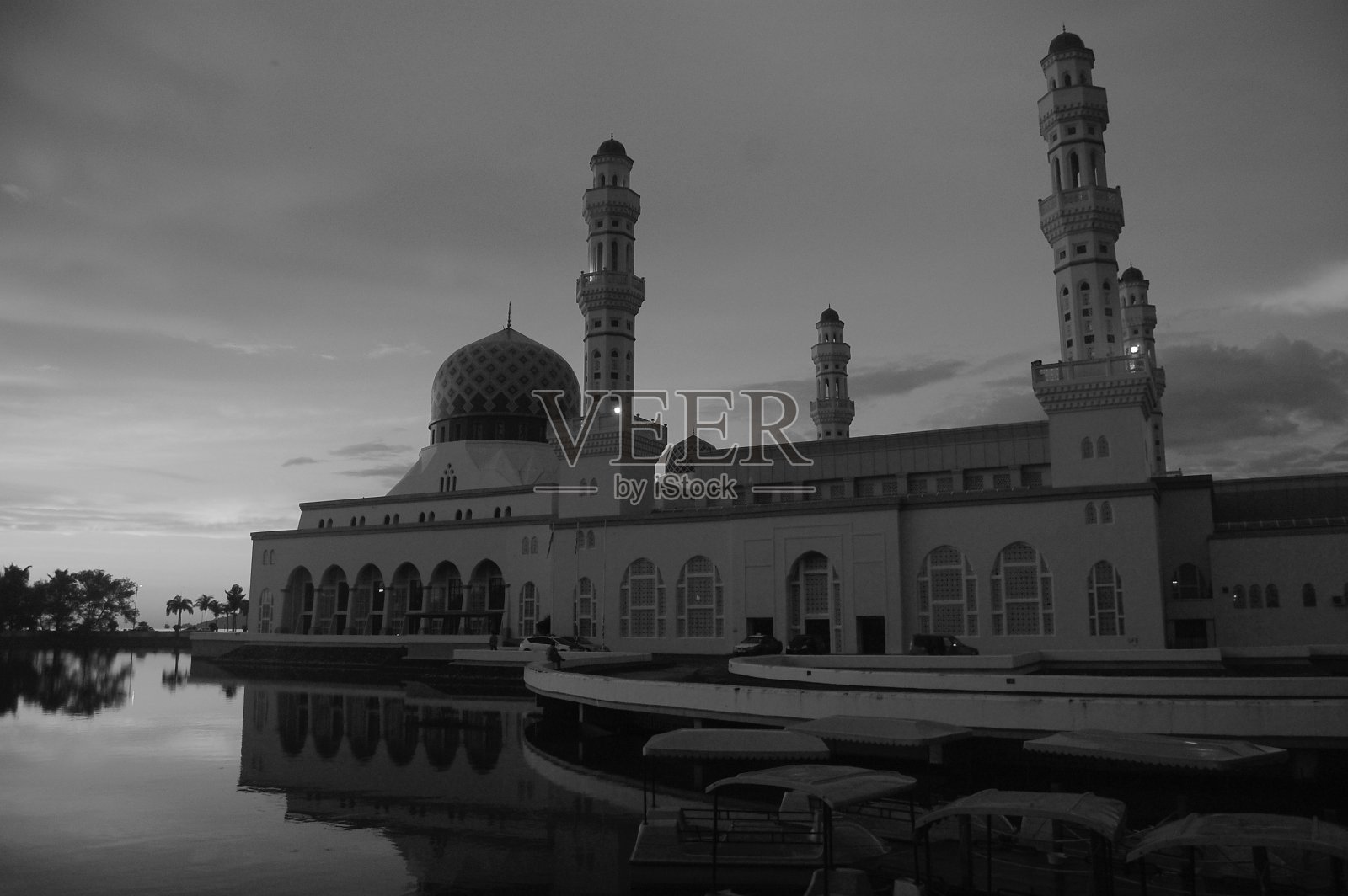 黑白照片的城市清真寺沙巴,哥打基纳巴卢,马来西亚在婆罗洲岛。照片摄影图片