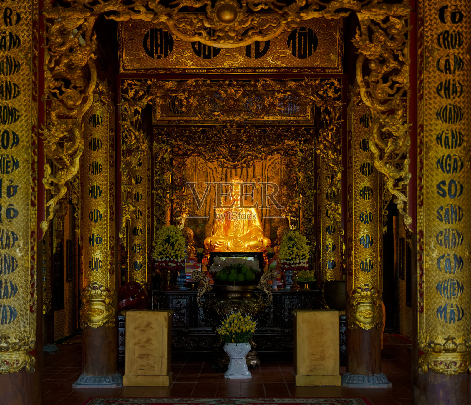 越南旅行。富国岛的和国塔。寺内金佛造像照片摄影图片