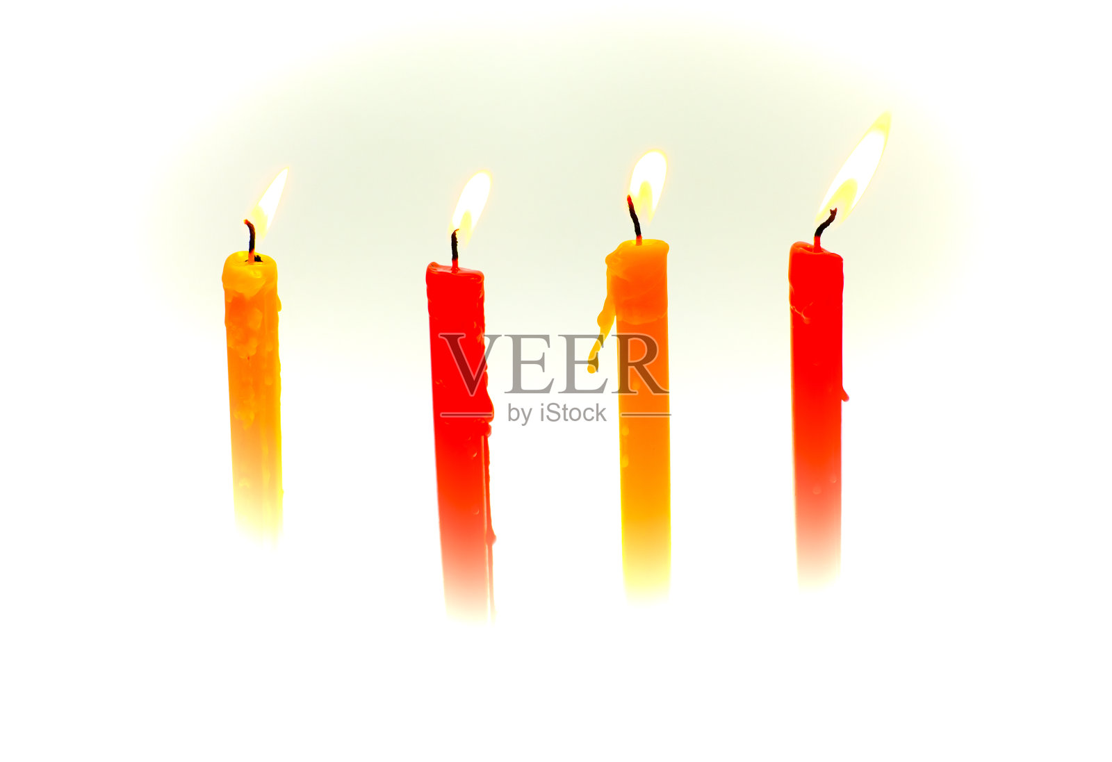 白色背景上明亮燃烧的四支火焰蜡烛照片摄影图片