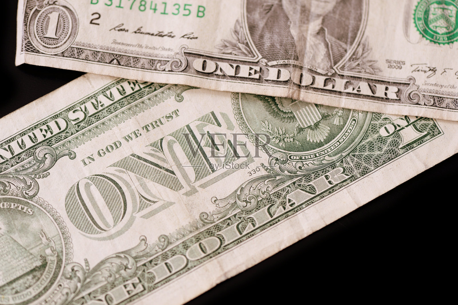 黑色背景上的美元。棕色的照片摄影图片