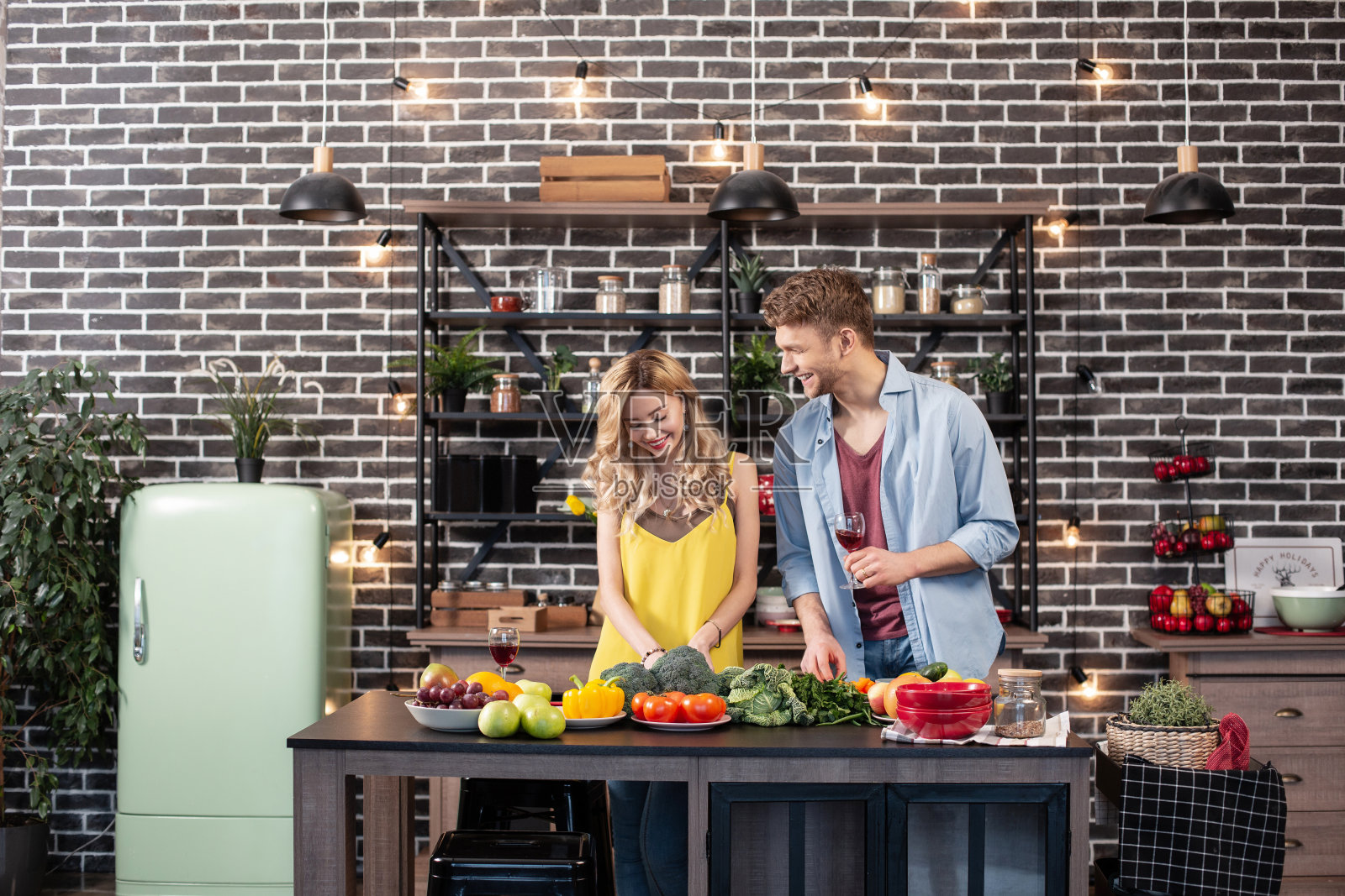 金发女子与波浪形头发享受烹饪时间与她的男人照片摄影图片