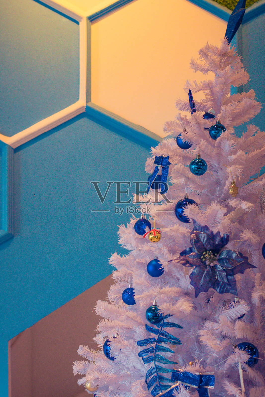 白色圣诞树和蓝色的球和闪烁的灯照片摄影图片