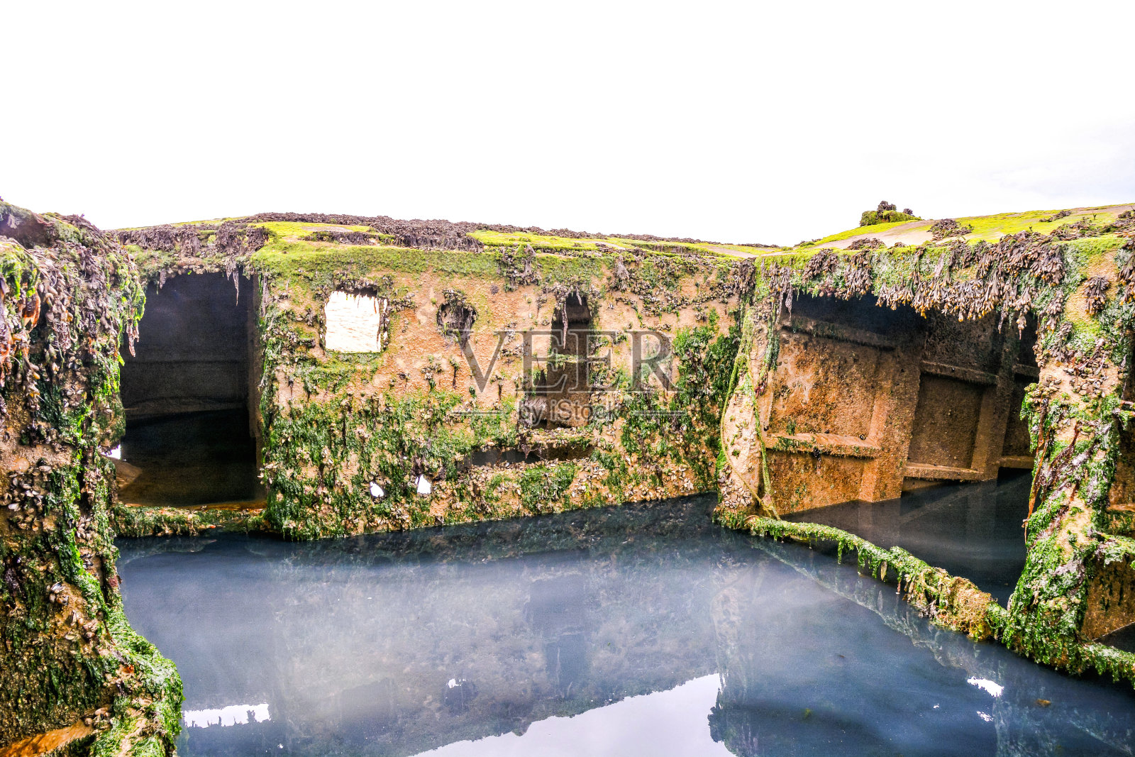 位于欧洲法国诺曼底的桑树港遗迹照片摄影图片