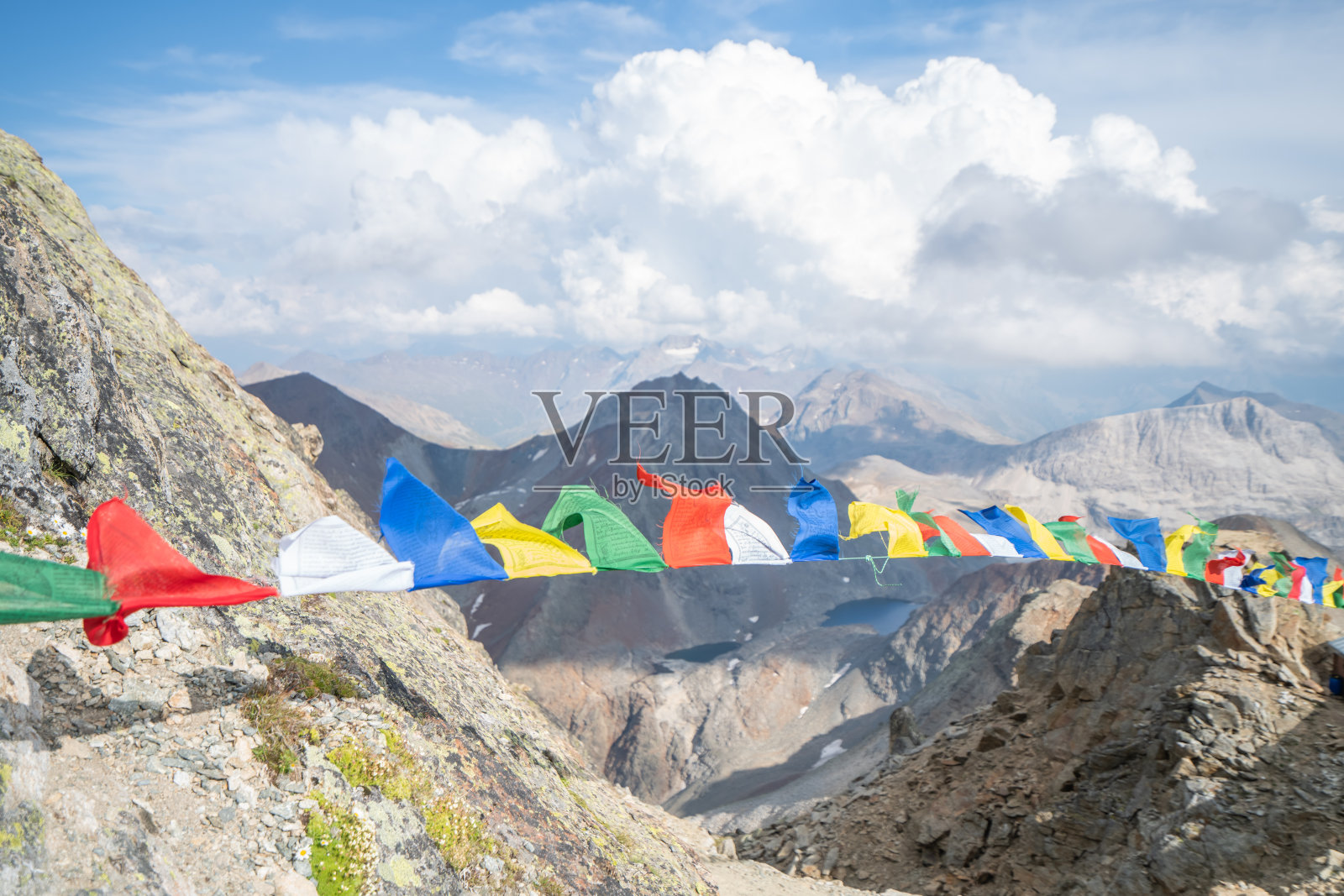 瑞士阿尔卑斯山山顶的喜马拉雅旗帜;伯里纳山脉;3262米照片摄影图片