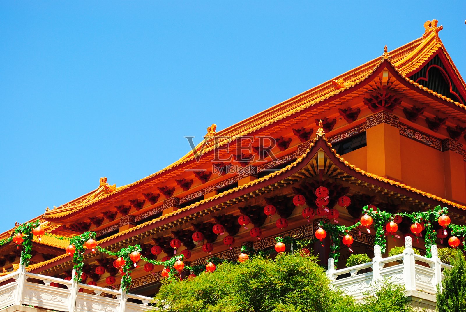 红橙色的亚洲传统寺庙,供人们前来祈祷照片摄影图片