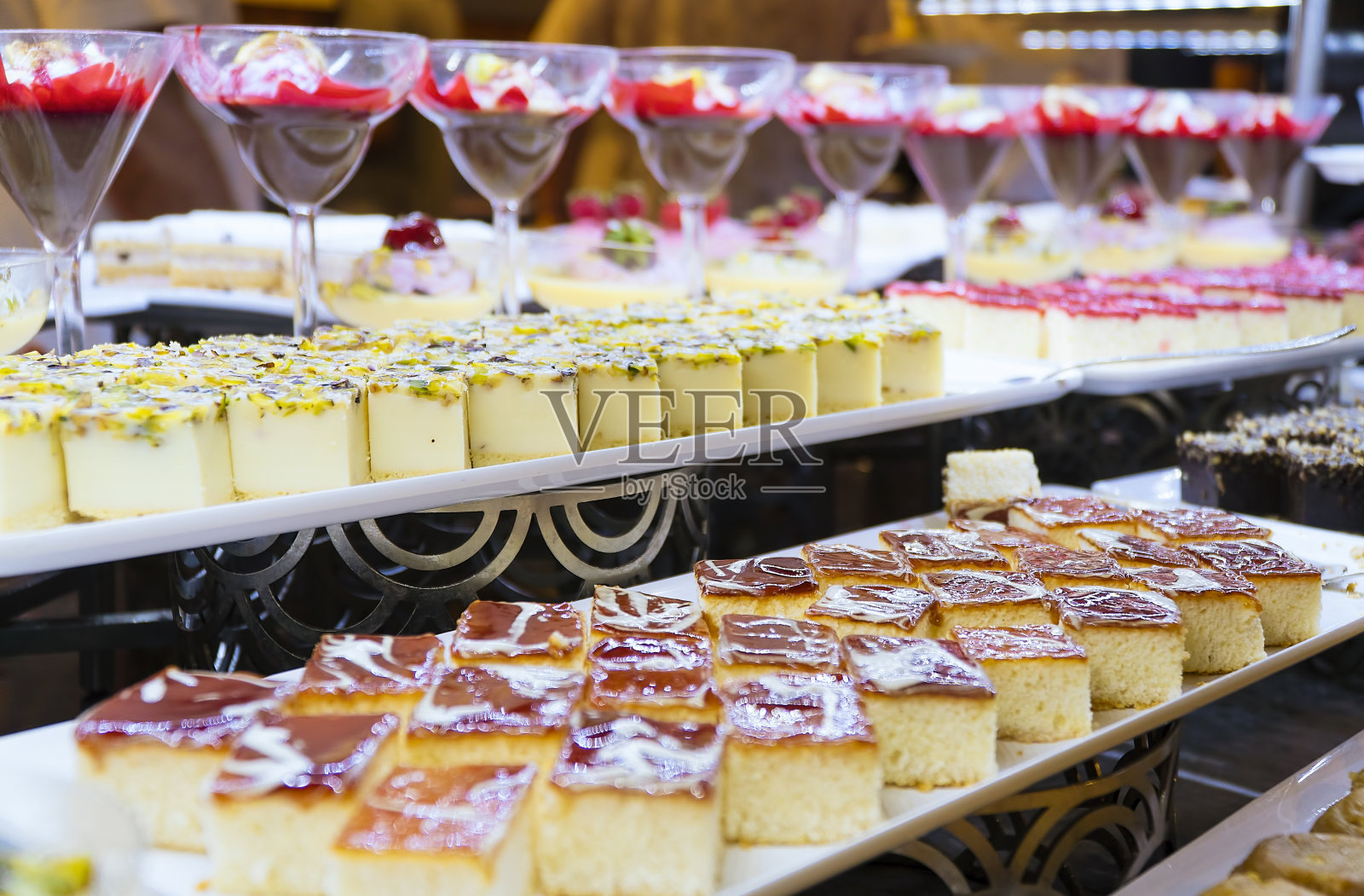 面包店里陈列的蛋糕和布丁-各式各样的甜食照片摄影图片