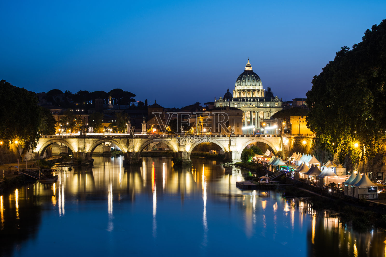 台伯河的夜晚图像,包括:圣安杰洛桥和圣彼得大教堂的背景照片摄影图片