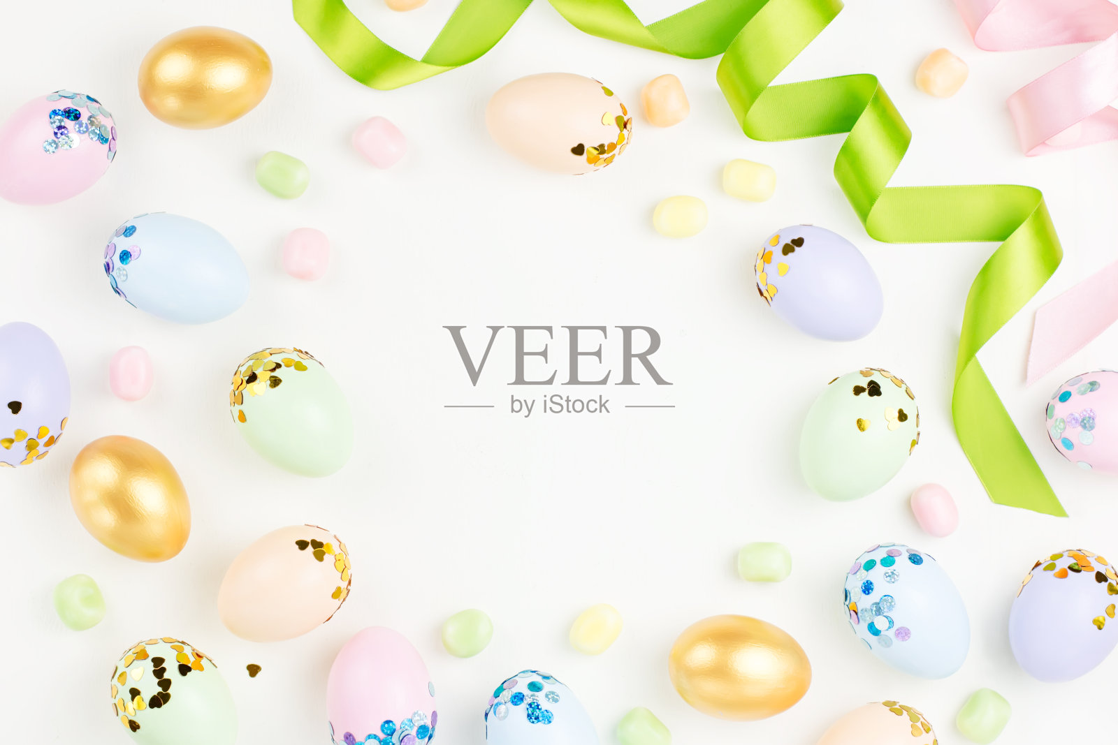 节日快乐的复活节背景装饰鸡蛋,鲜花,糖果和丝带在白色柔和的颜色。本空间照片摄影图片