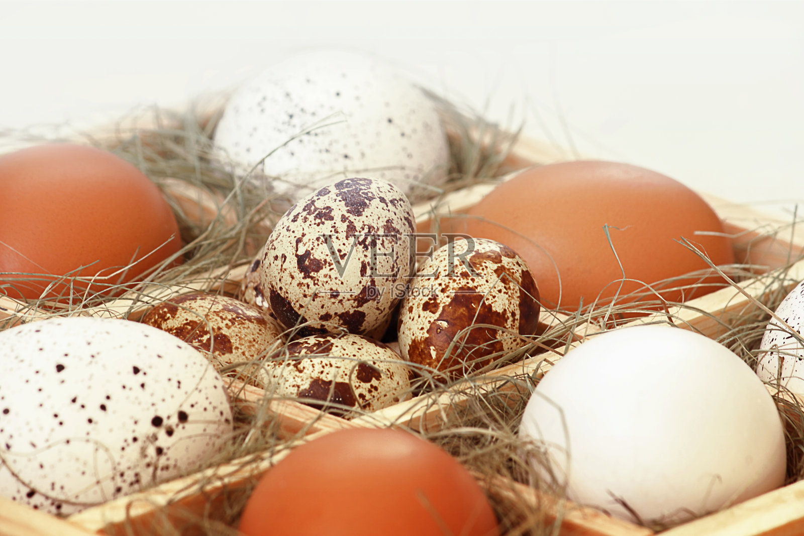 复活节。复活节彩蛋放在一个盒子里,放在一个明亮的背景上。选择性对焦,调色,模糊。照片摄影图片