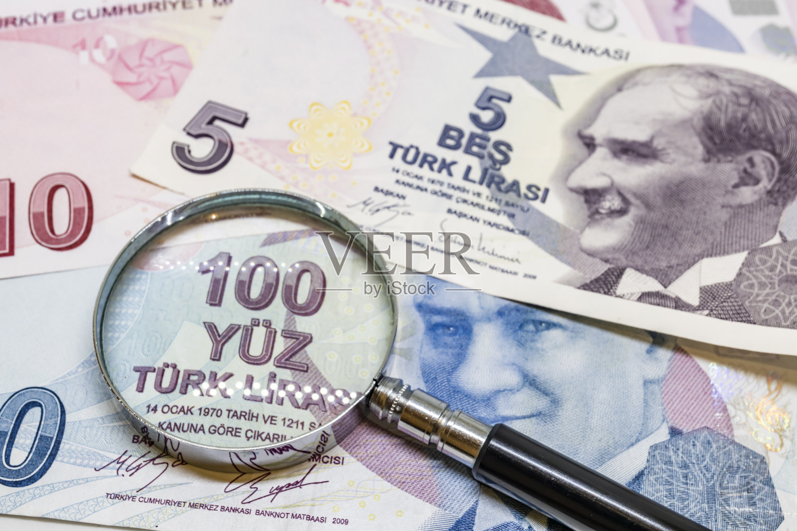 近距离观察土耳其里拉钞票和流通中的硬币照片摄影图片