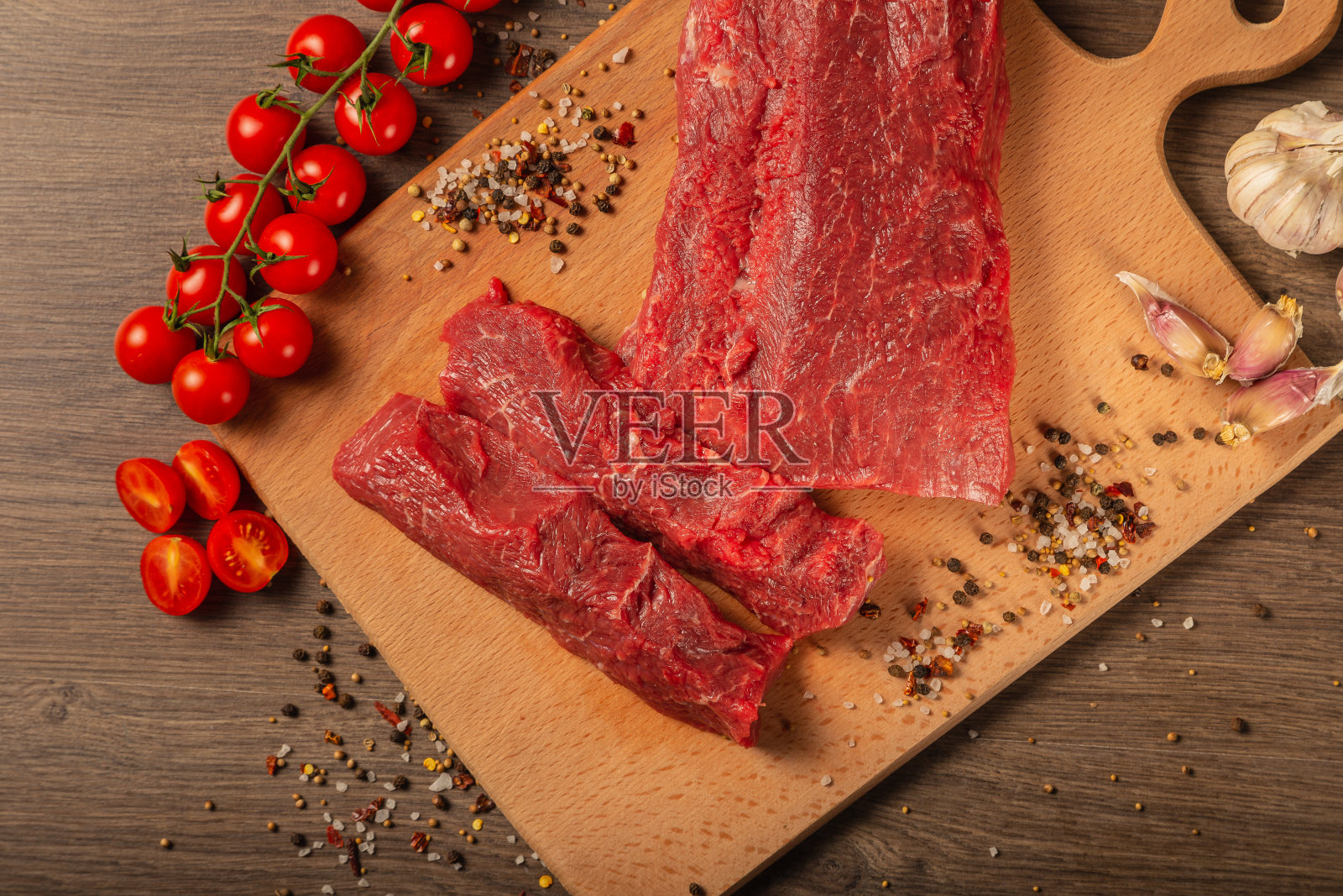 木背景上的生牛肉配上香料和蔬菜照片摄影图片
