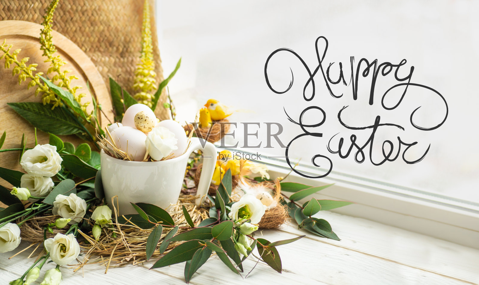 复活节快乐背景。复活节彩蛋在一个有花卉装饰的巢靠近窗户。鹌鹑蛋。复活节快乐概念照片摄影图片