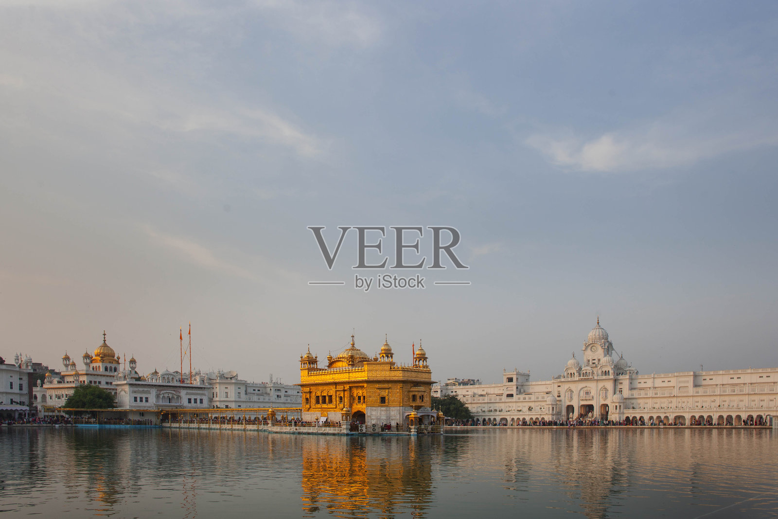 印度阿姆利则,日落时的金色寺庙照片摄影图片