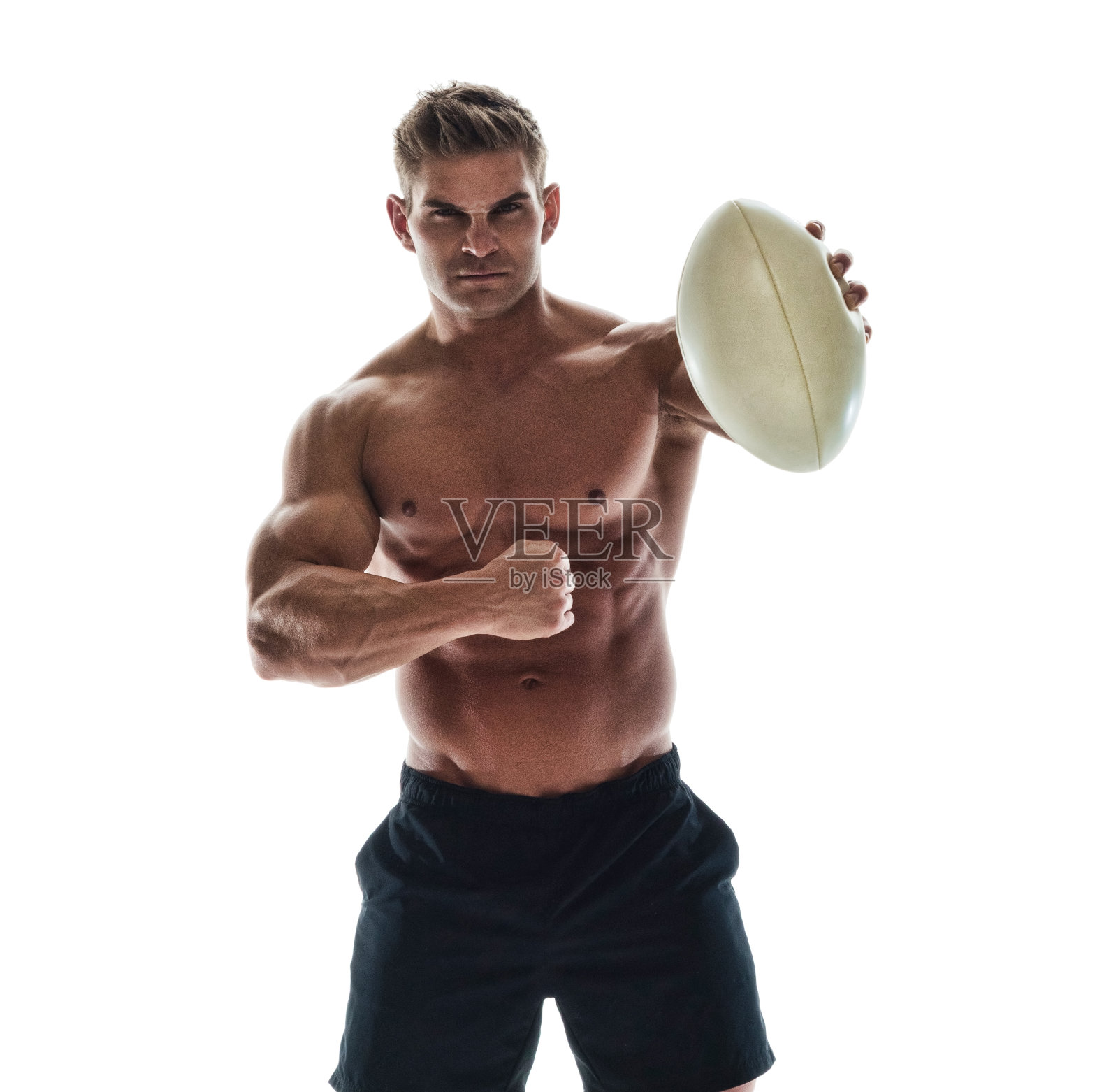 有魅力的赤膊男拿着橄榄球照片摄影图片