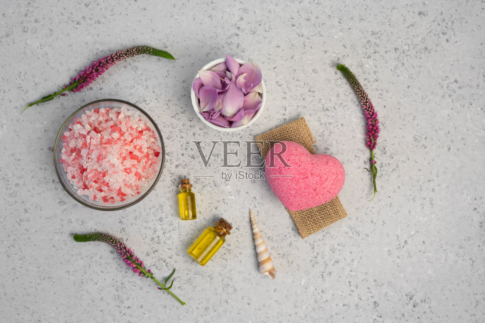 有机化妆品与玫瑰油灰色背景照片摄影图片