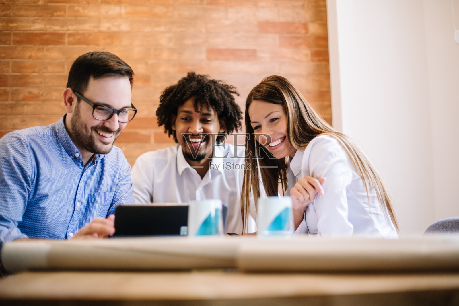 工作中的应用程序开发人员。照片摄影图片