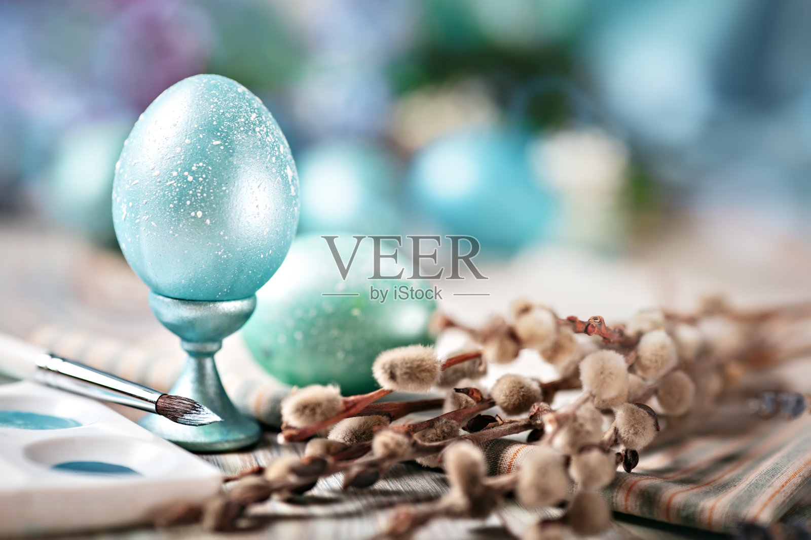 复活节快乐。庆祝复活节的背景。复活节彩蛋和鲜花。背景与复制空间。有选择性的重点。照片摄影图片