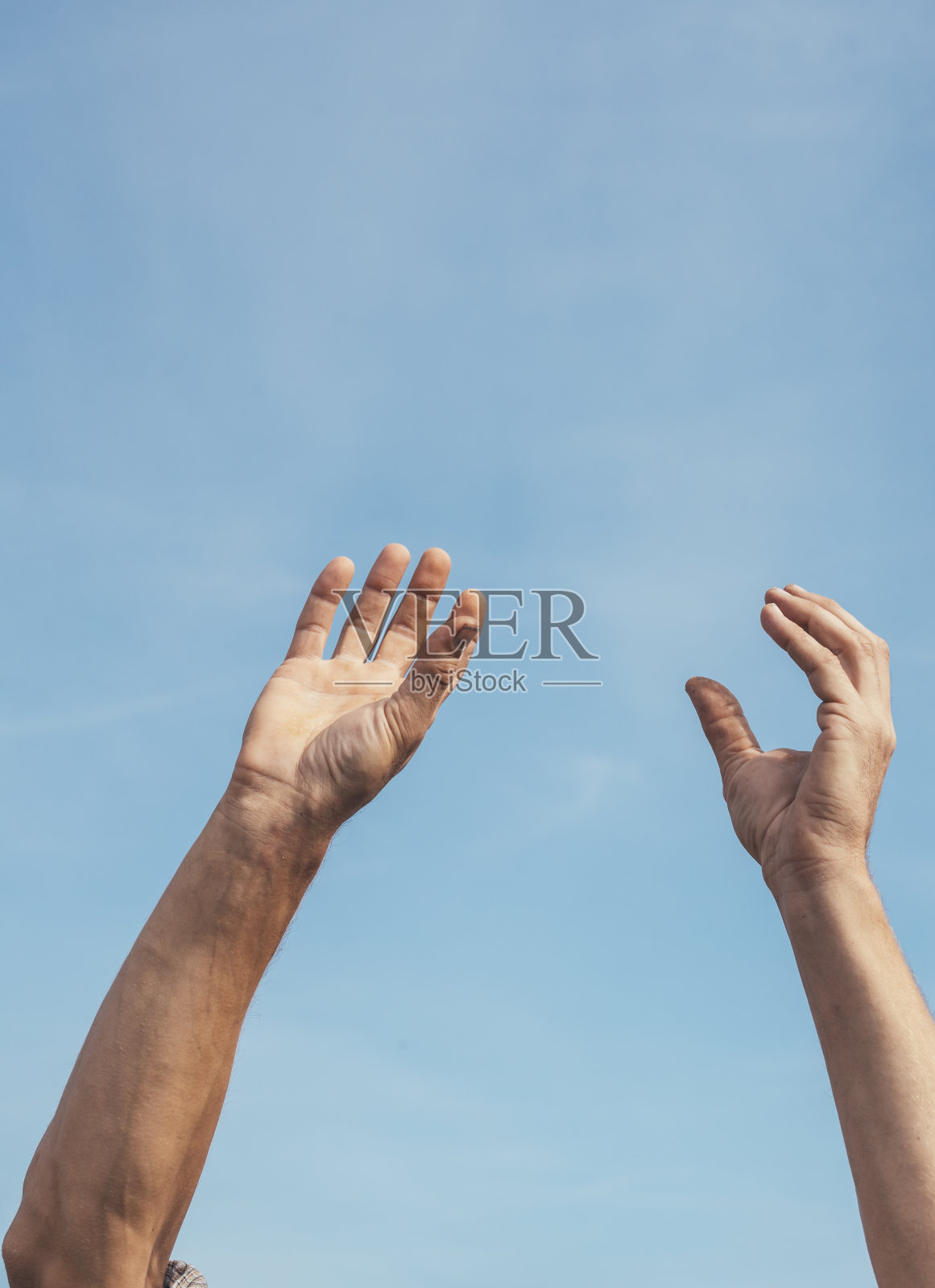 人的双手伸向天空照片摄影图片