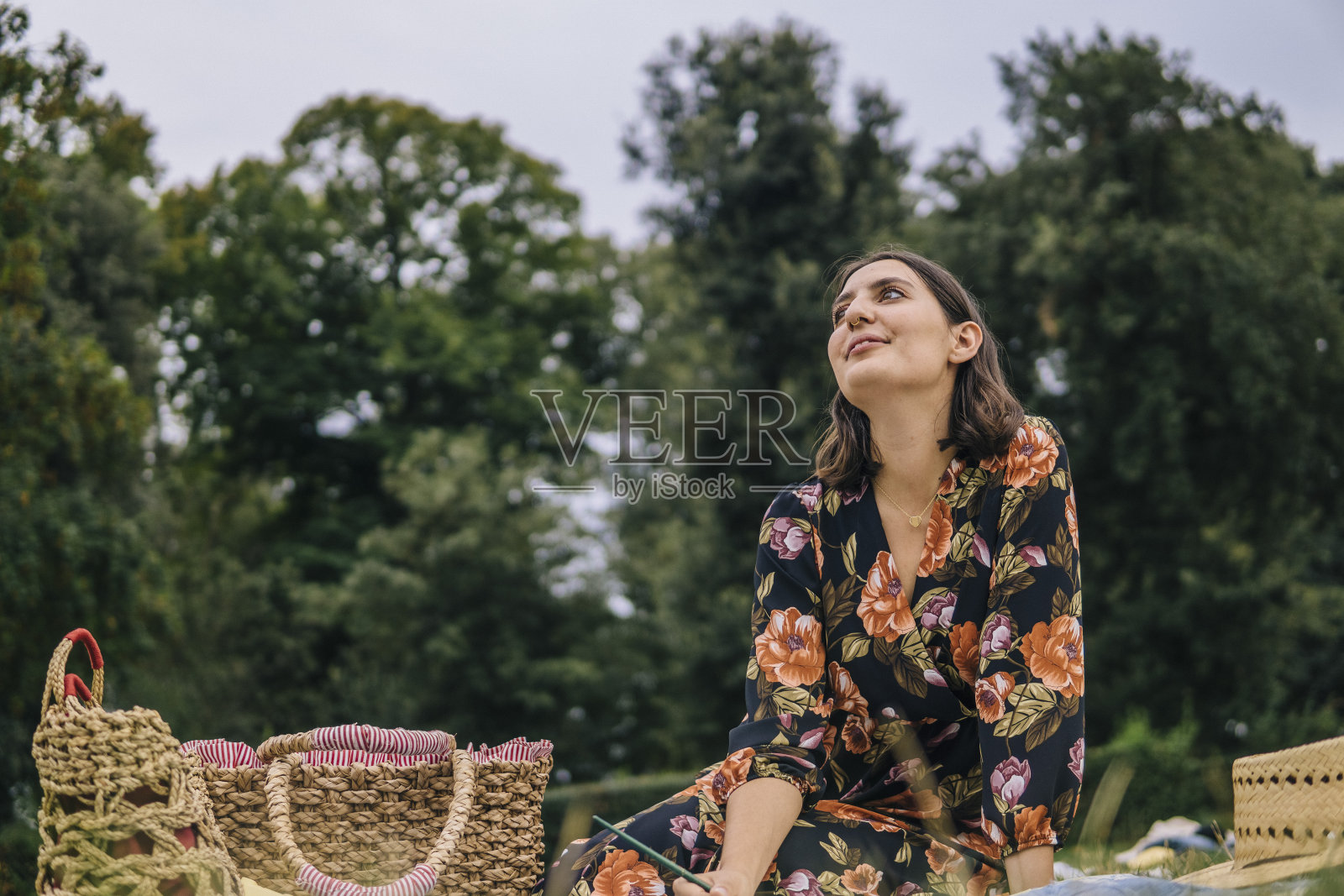 年轻女子在公园里画画照片摄影图片