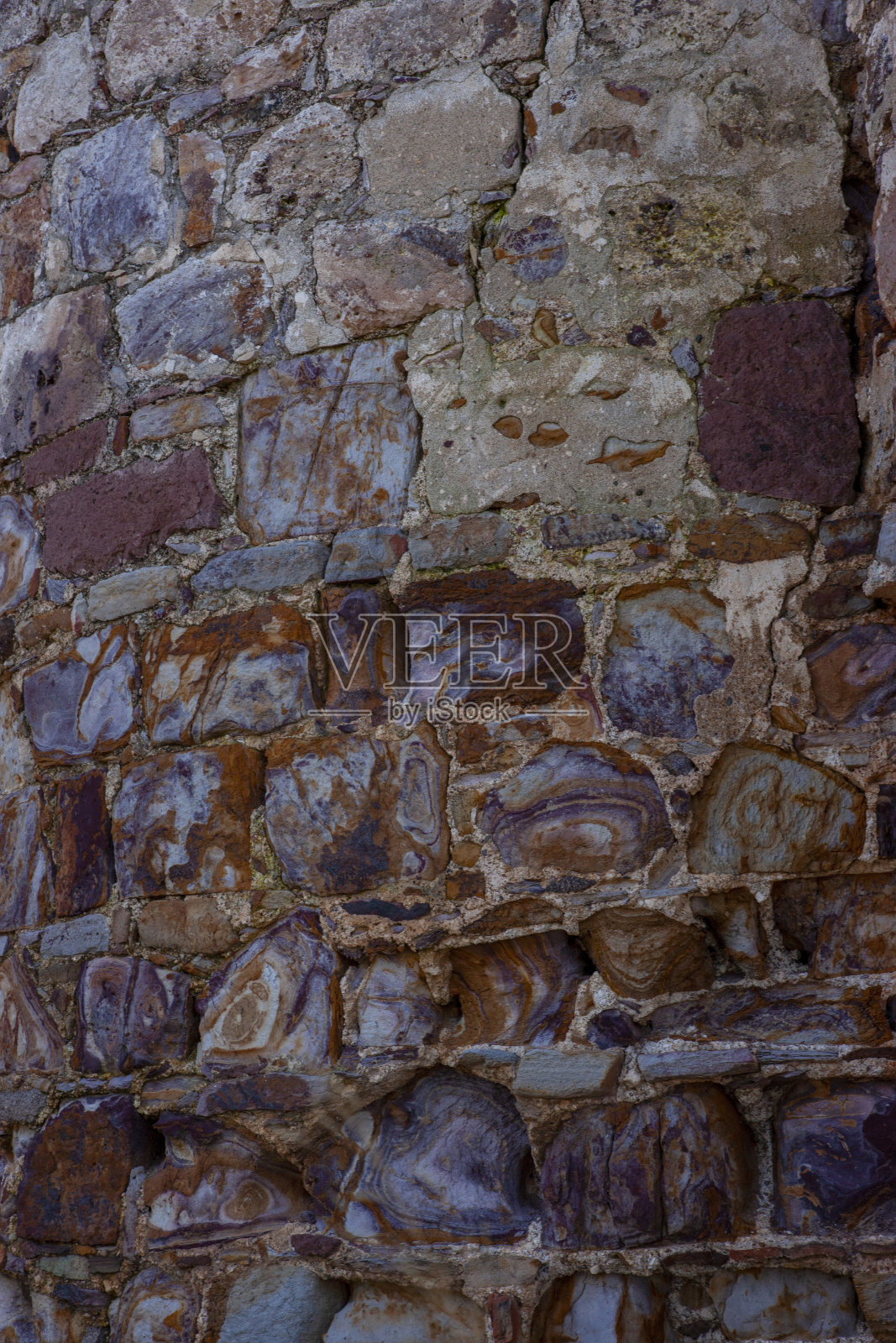 穿石头墙照片摄影图片