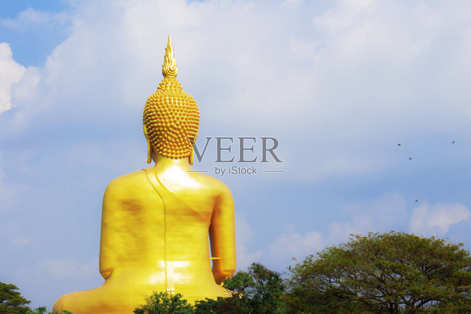 佛与蓝天。照片摄影图片