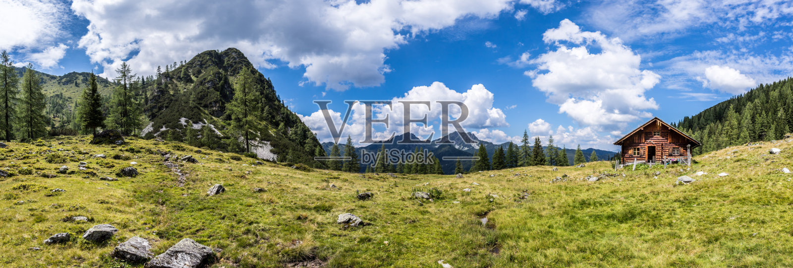 阿尔卑斯山的田园诗般的山景:山间小屋,草地和蓝天照片摄影图片