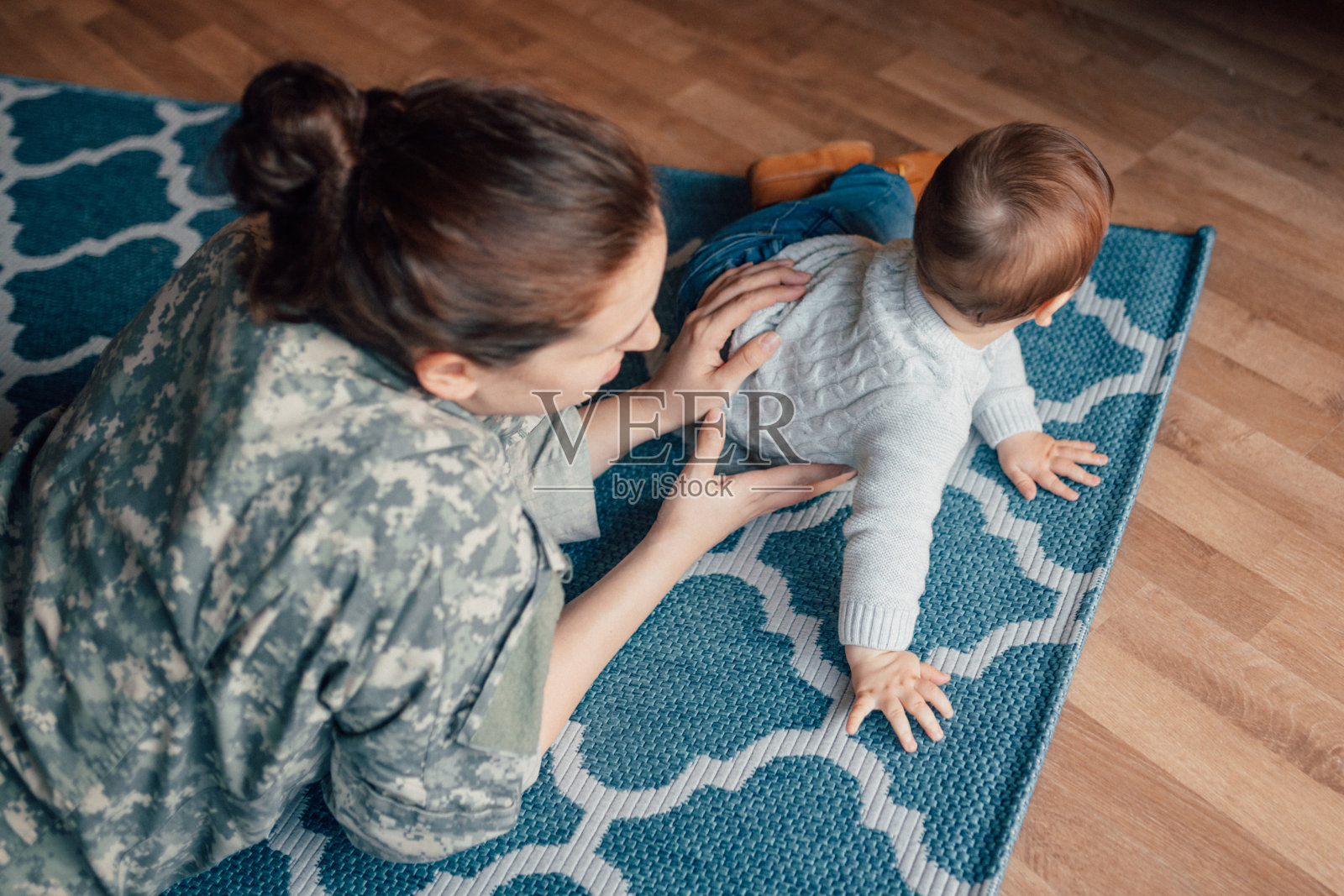 军人妈妈和她的孩子玩照片摄影图片