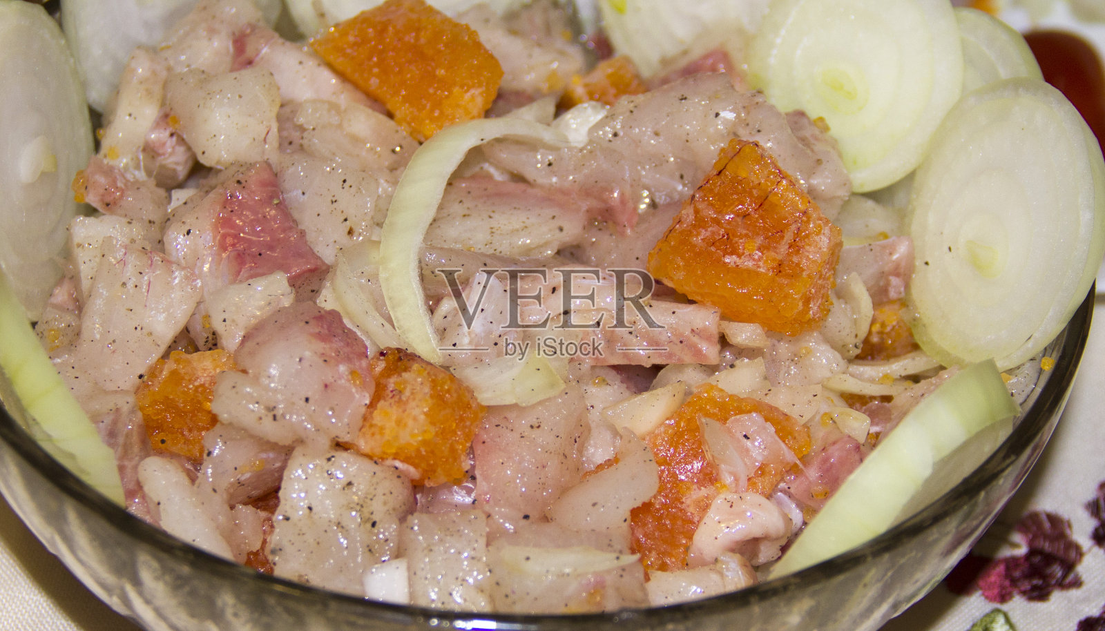 用新鲜捕获的鱼制成的俄罗斯食品照片摄影图片