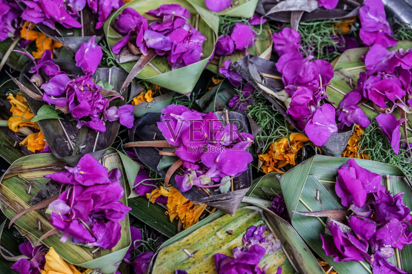 巴厘岛印度教中祈祷用的花照片摄影图片