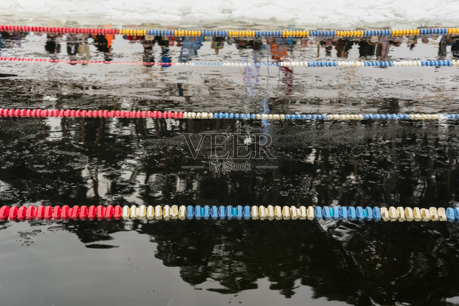 冬季开放的游泳池。照片摄影图片