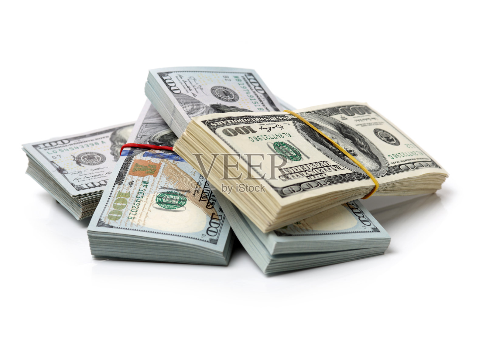 许多捆100美元钞票孤立在白色背景上照片摄影图片