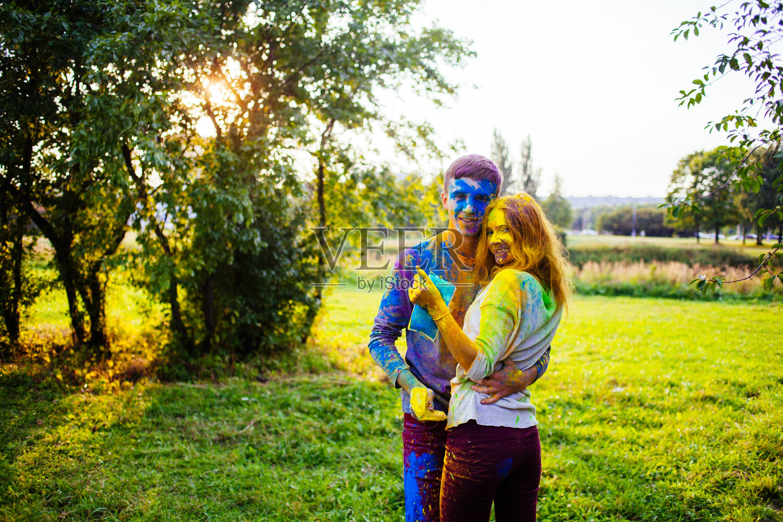 年轻的男孩和女孩在胡里节的颜色照片摄影图片