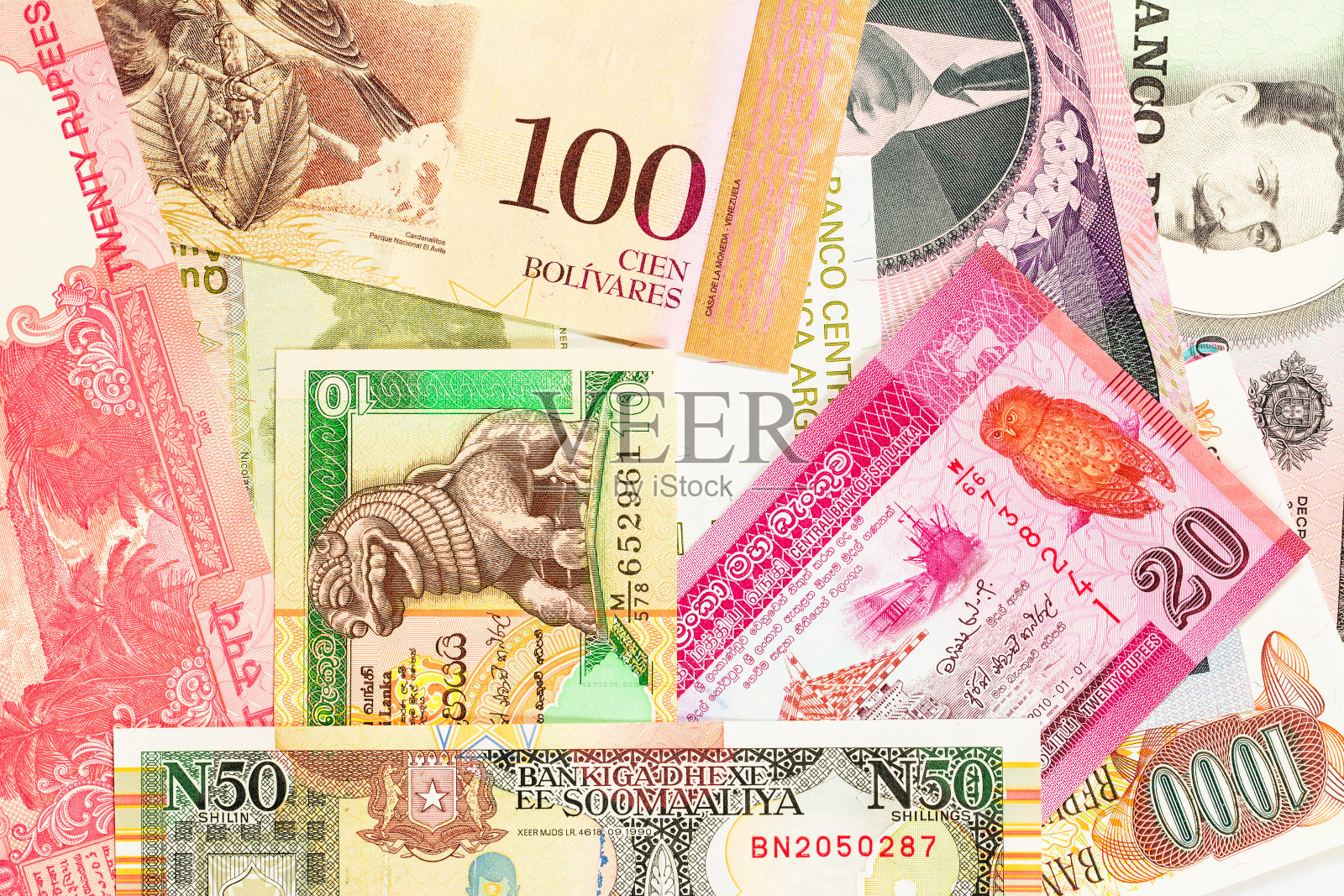 来自不同国家的旧纸币。五彩缤纷的资金背景。特写宏。照片摄影图片