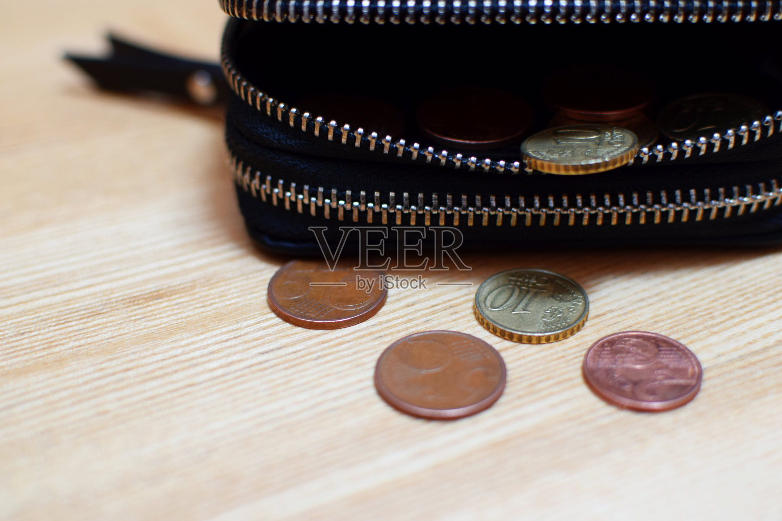特写钱包与欧元硬币照片摄影图片