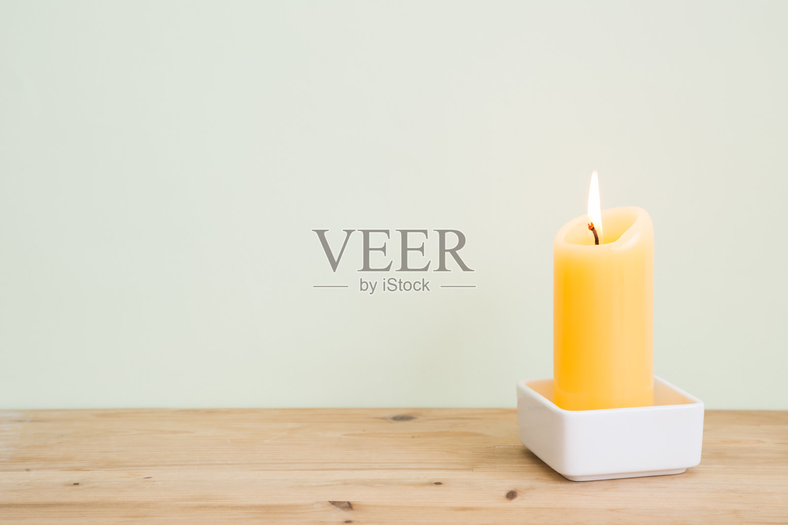 木制桌子上燃烧蜡烛的天然家居装饰照片摄影图片