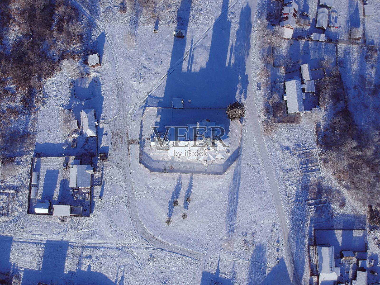 在俄罗斯的寺庙,冬天,在一个晴朗的阳光明媚的日子里,从一个四旋翼飞行器的高度俯瞰雪村照片摄影图片