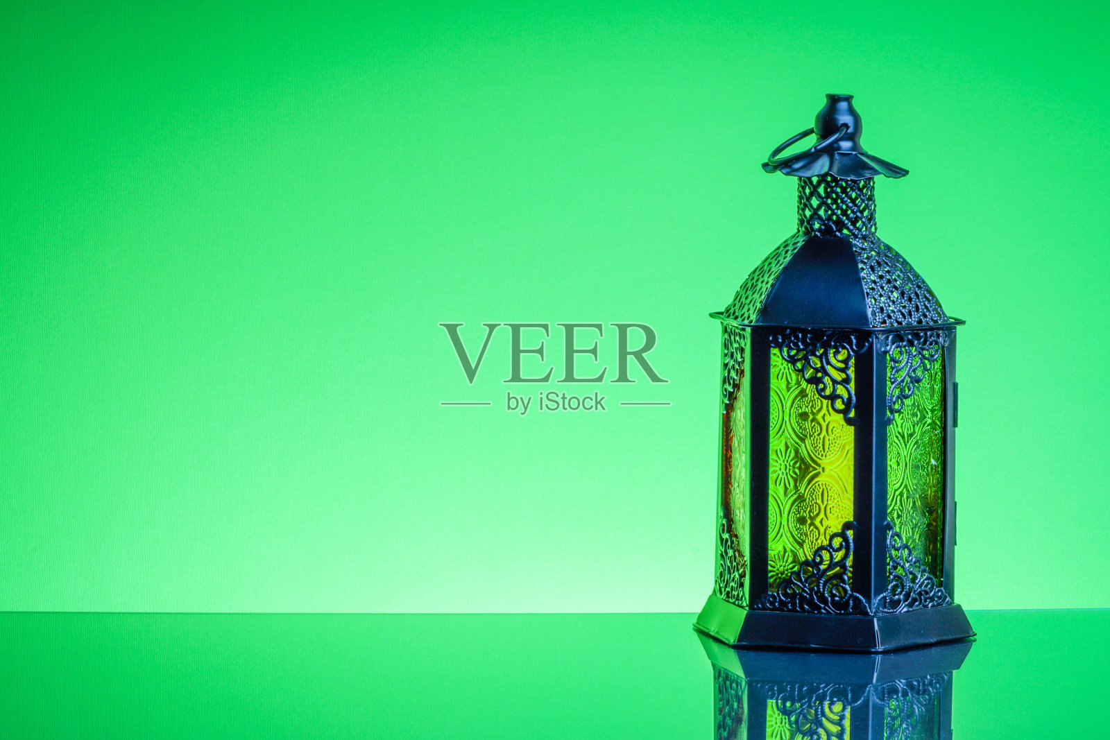 斋月灯笼或阿拉伯装饰灯在绿色背景照片摄影图片