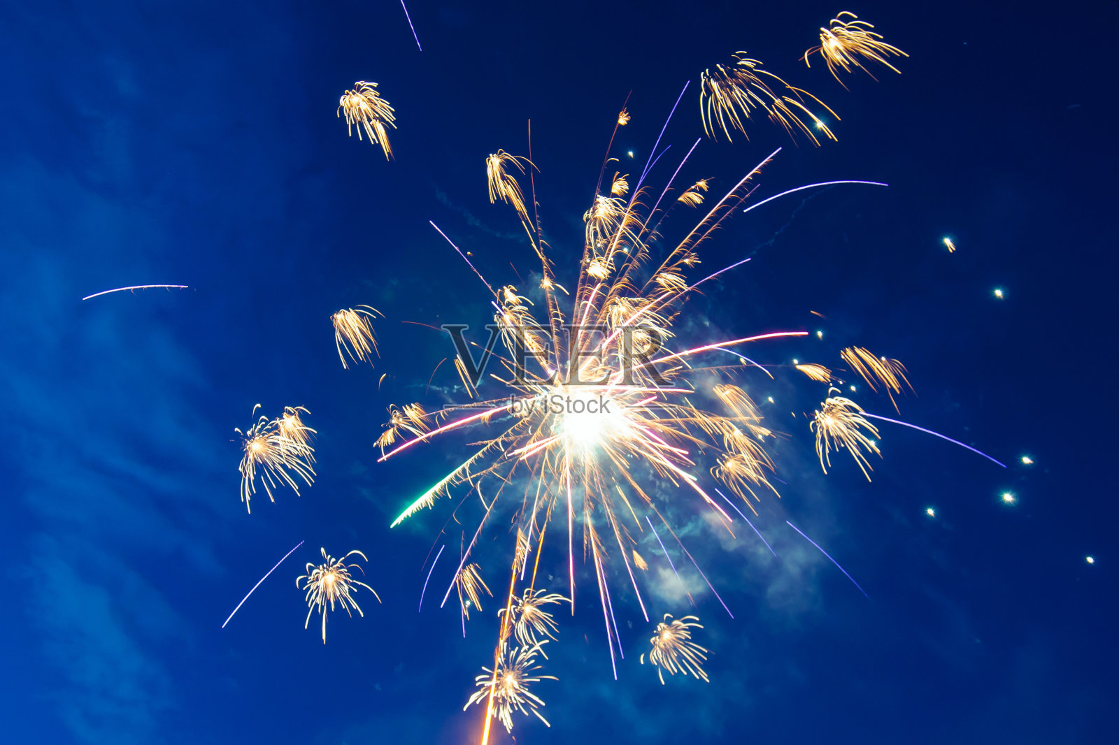 烟花五彩缤纷,欢乐无比。照片摄影图片