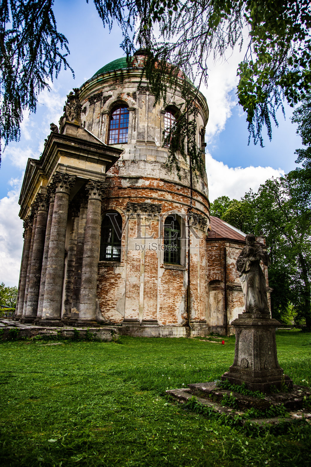 在夏日晴朗的日子里,蓝天映衬下的乌克兰圆形大厅里有美丽而古老的建筑照片摄影图片