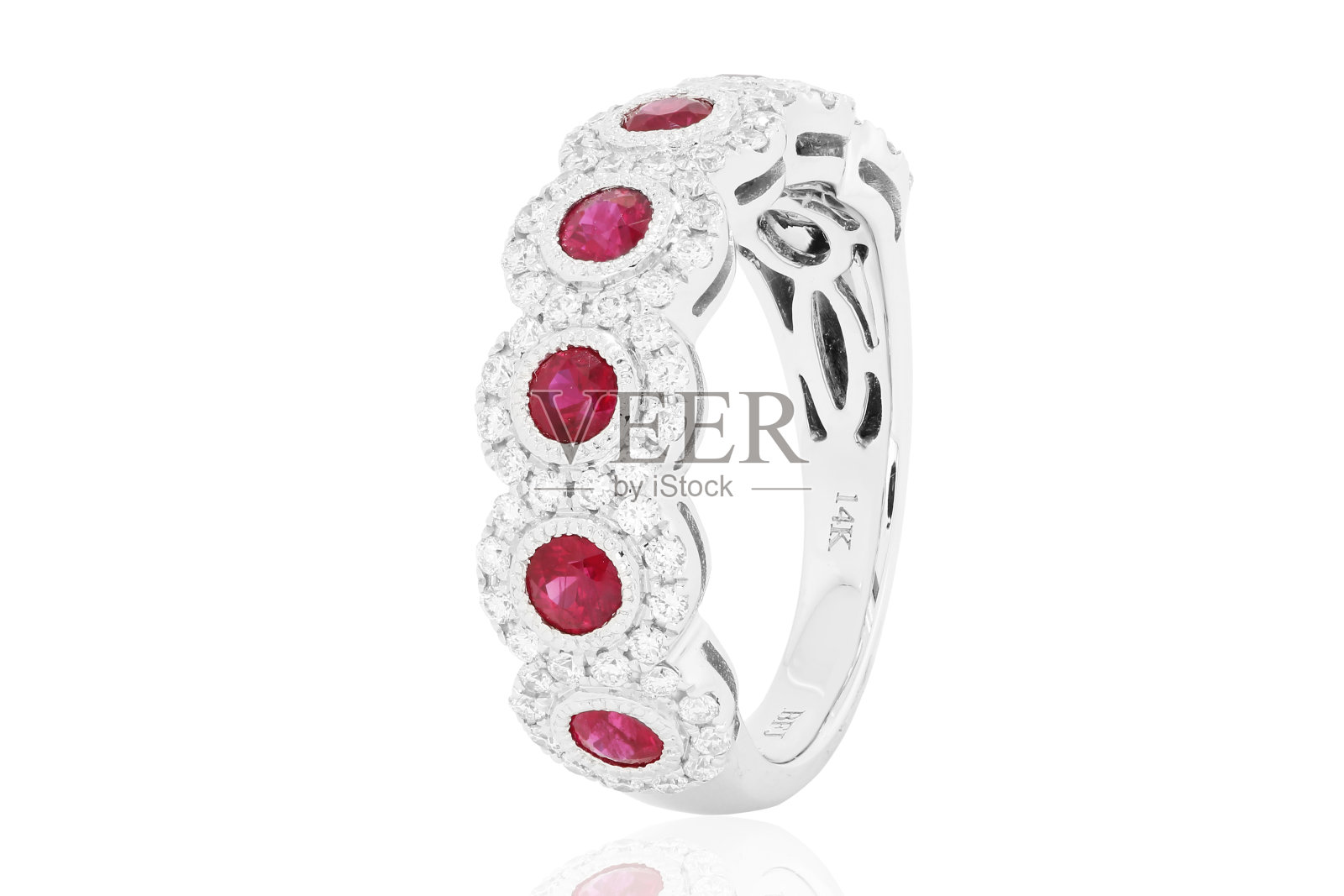 珠宝钻石和宝石祖母绿红宝石和蓝宝石戒指耳环照片摄影图片