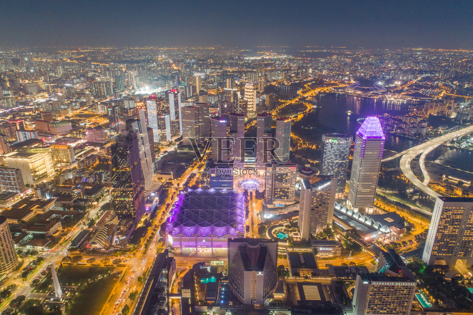 鸟瞰图新加坡天际线和滨海湾全景,码头是新加坡的经济中心,这里有新加坡中心的所有建筑照片摄影图片