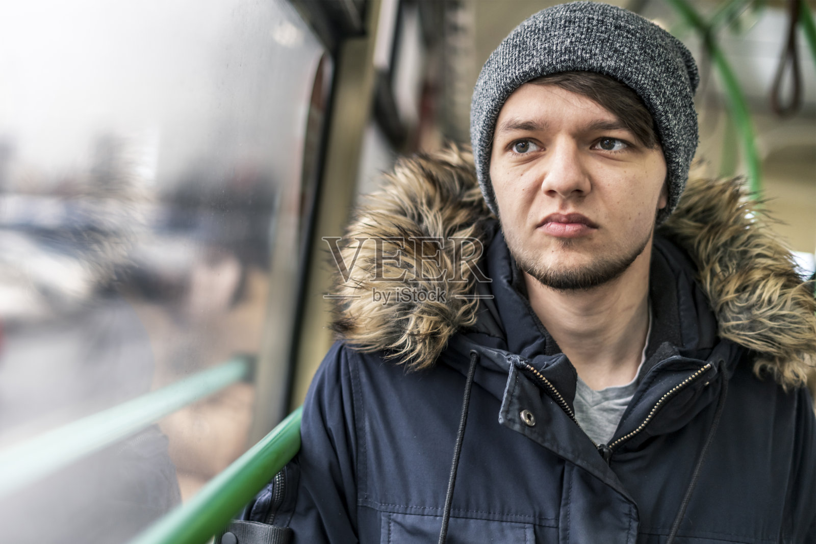 公共交通工具上的沮丧年轻人照片摄影图片