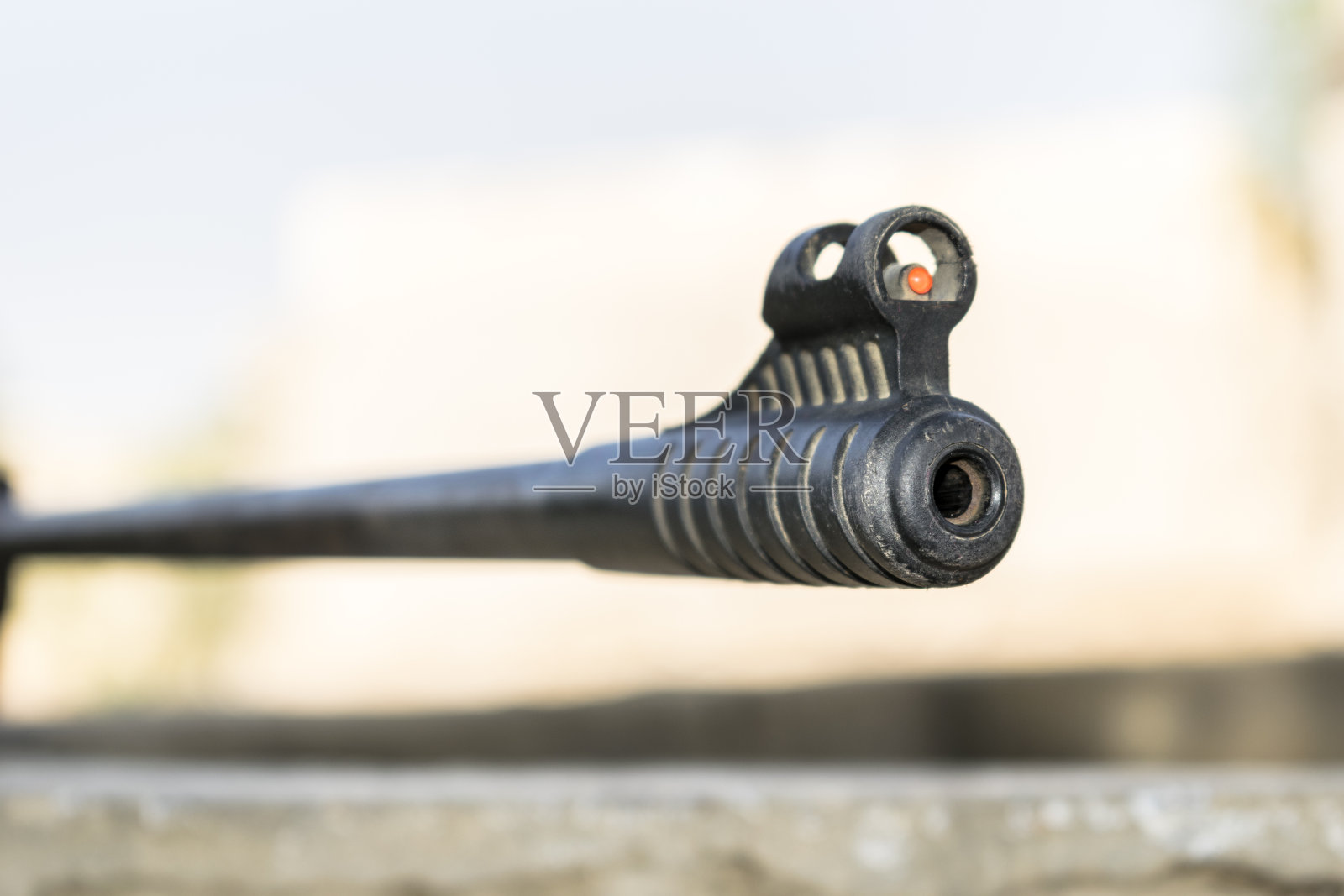 自动步枪瞄准照片摄影图片