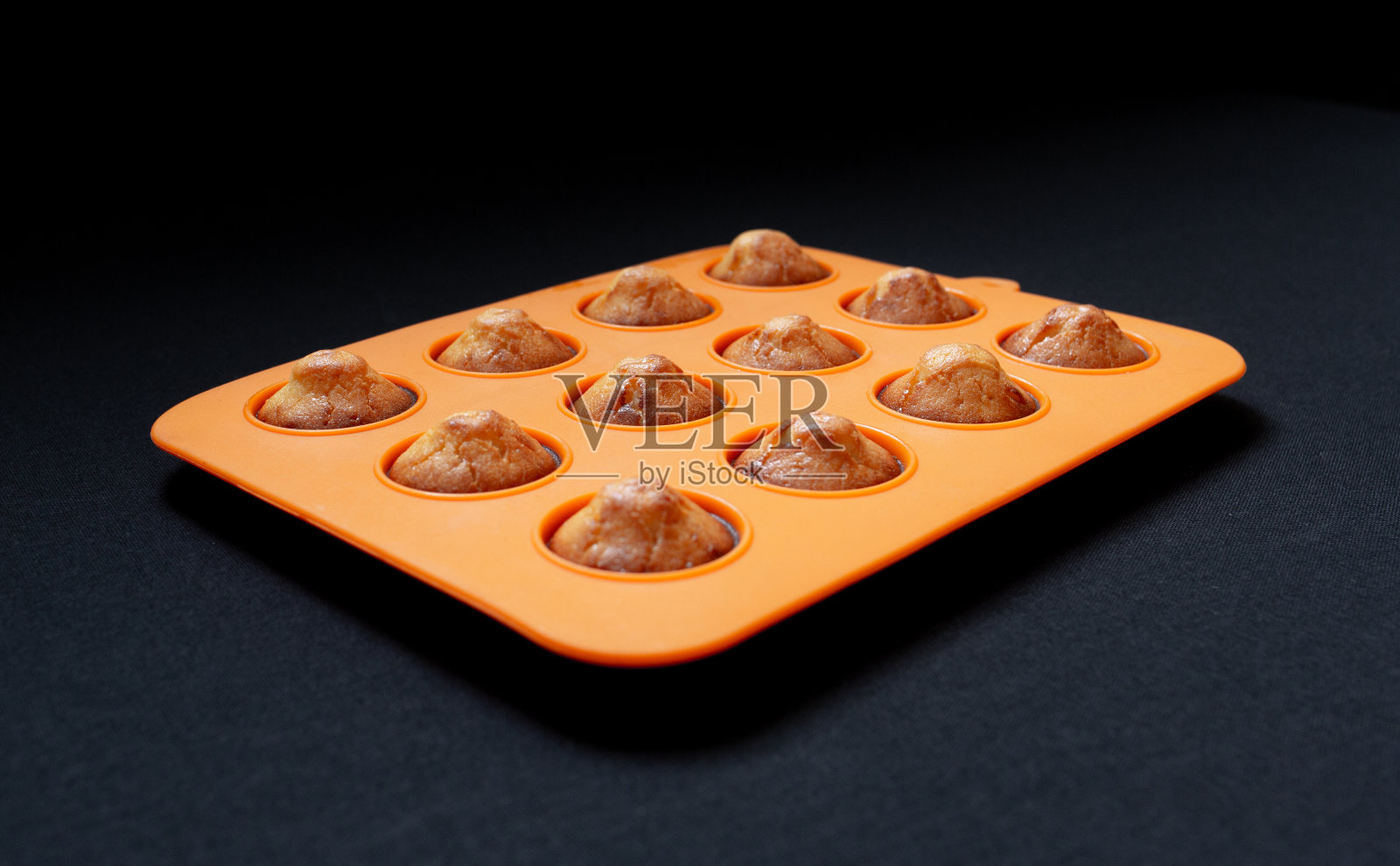 硅胶烤盘和纸杯蛋糕照片摄影图片