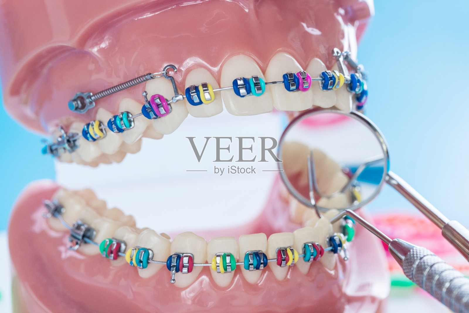 关闭牙医工具和正畸模型。照片摄影图片